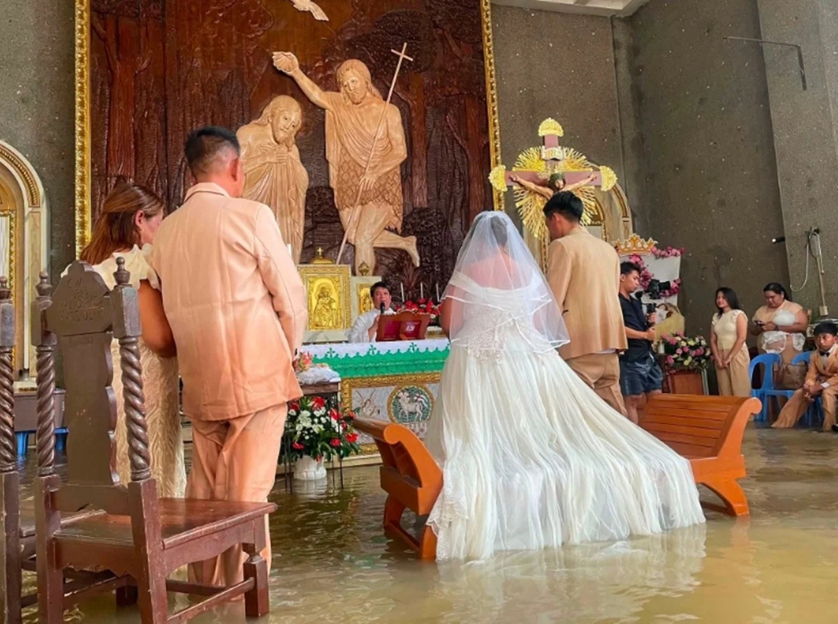 A igreja orientou os noivos a remarcar a data do casamento, porque a água continuava chegando à igreja e inundando o local