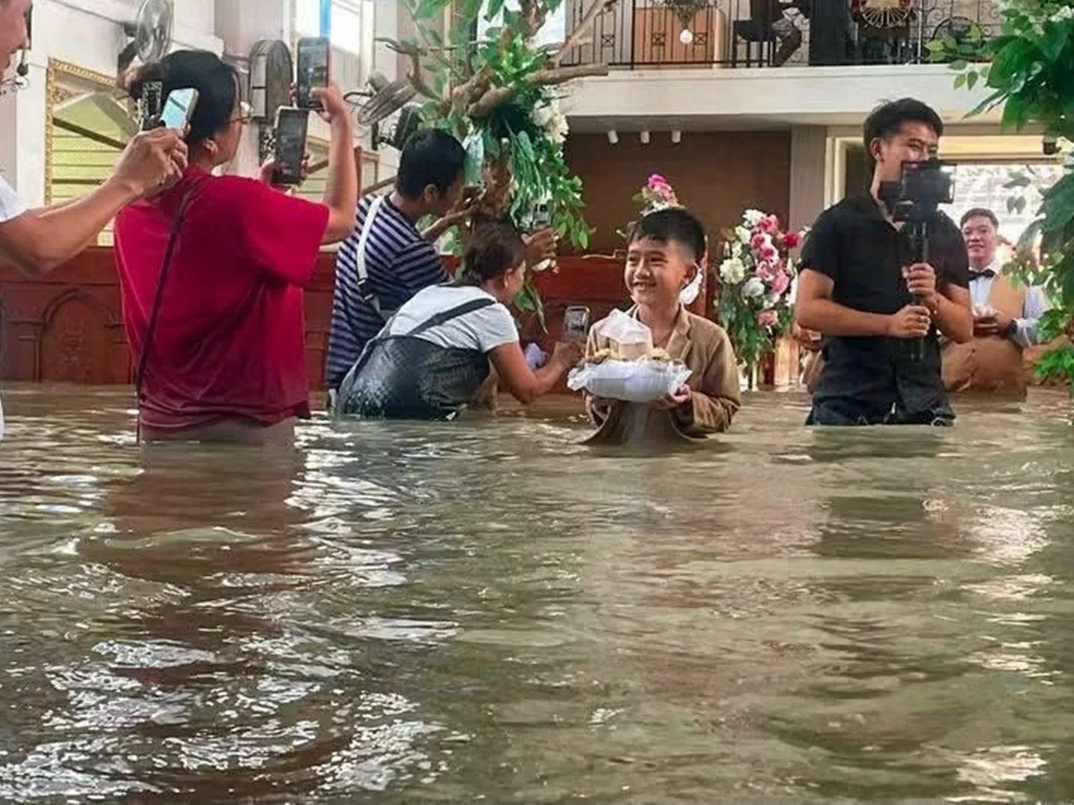 A igreja orientou os noivos a remarcar a data do casamento, porque a água continuava chegando à igreja e inundando o local