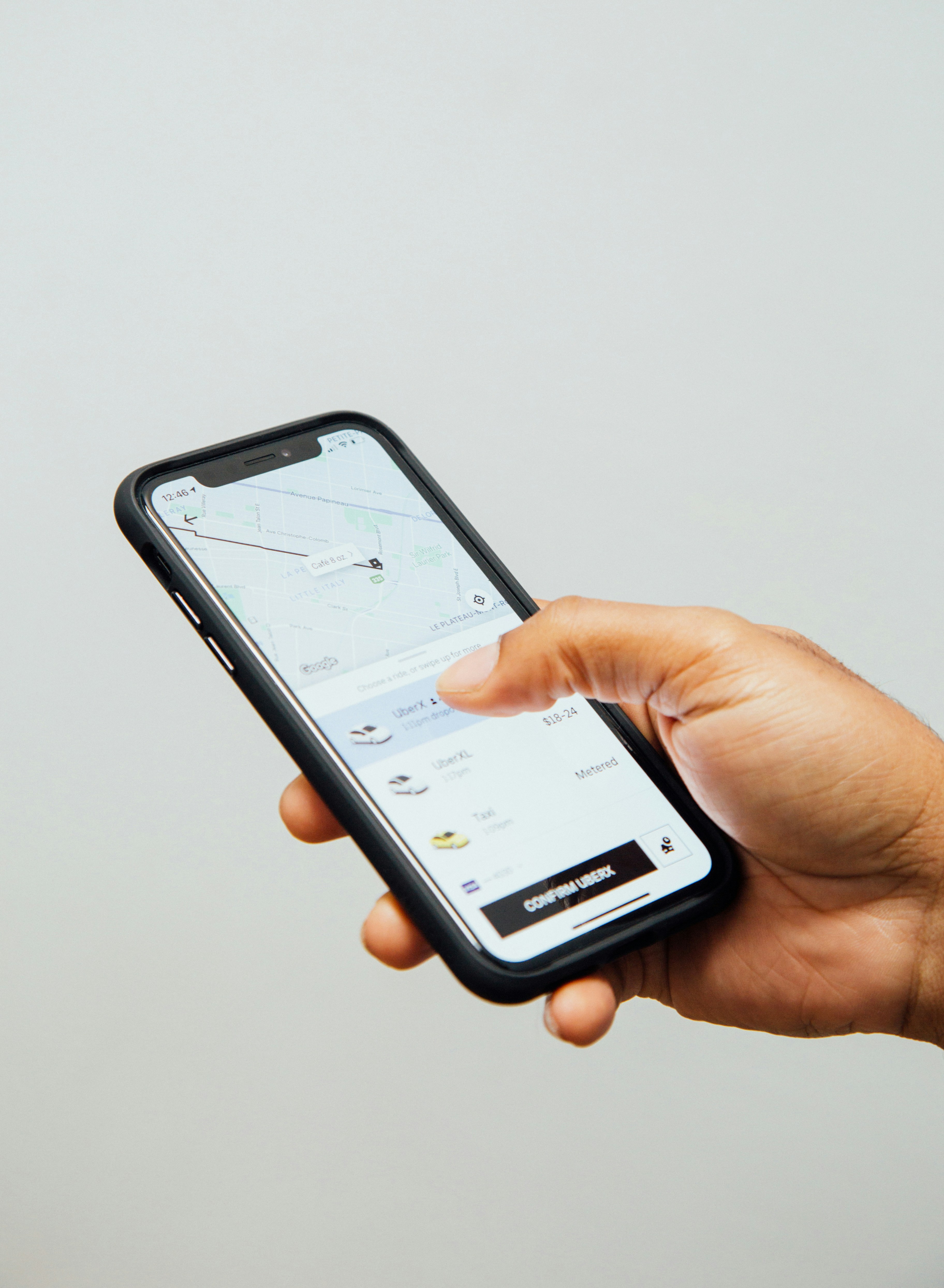 Uber demite 3,3 mil funcionários e investe R$ 56 bilhões em 