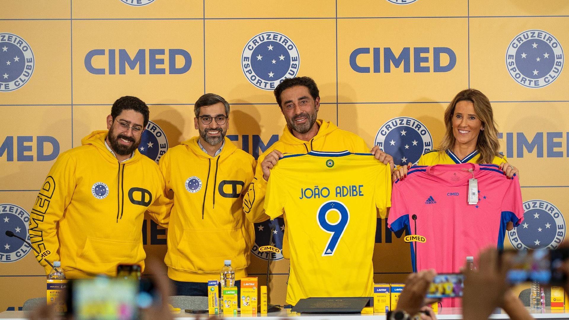 Lênin Franco, diretor de marketing do Cruzeiro, Gabriel Lima, CEO do Cruzeiro, João e Karla Adibe, da diretoria da Cimed