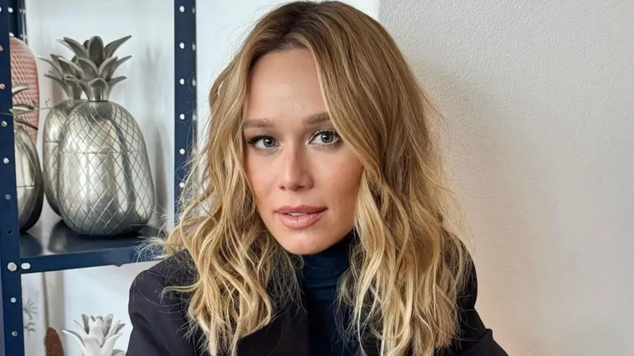 Mariana Ximenes posta foto com novo namorado
