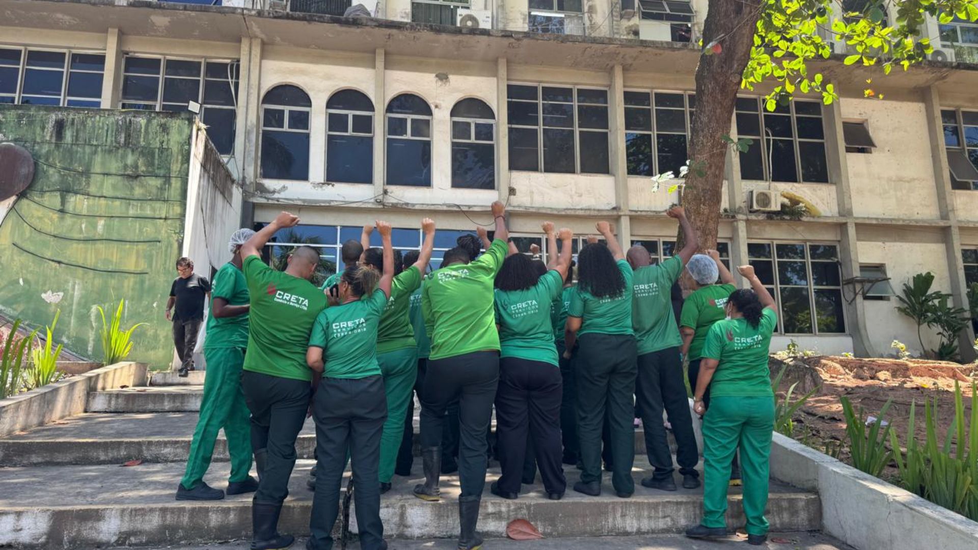 Trabalhadores de empresa terceirizada denunciam salários atrasados e falta de dinheiro até para comprar comida: “Alimentação e transporte pela metade”