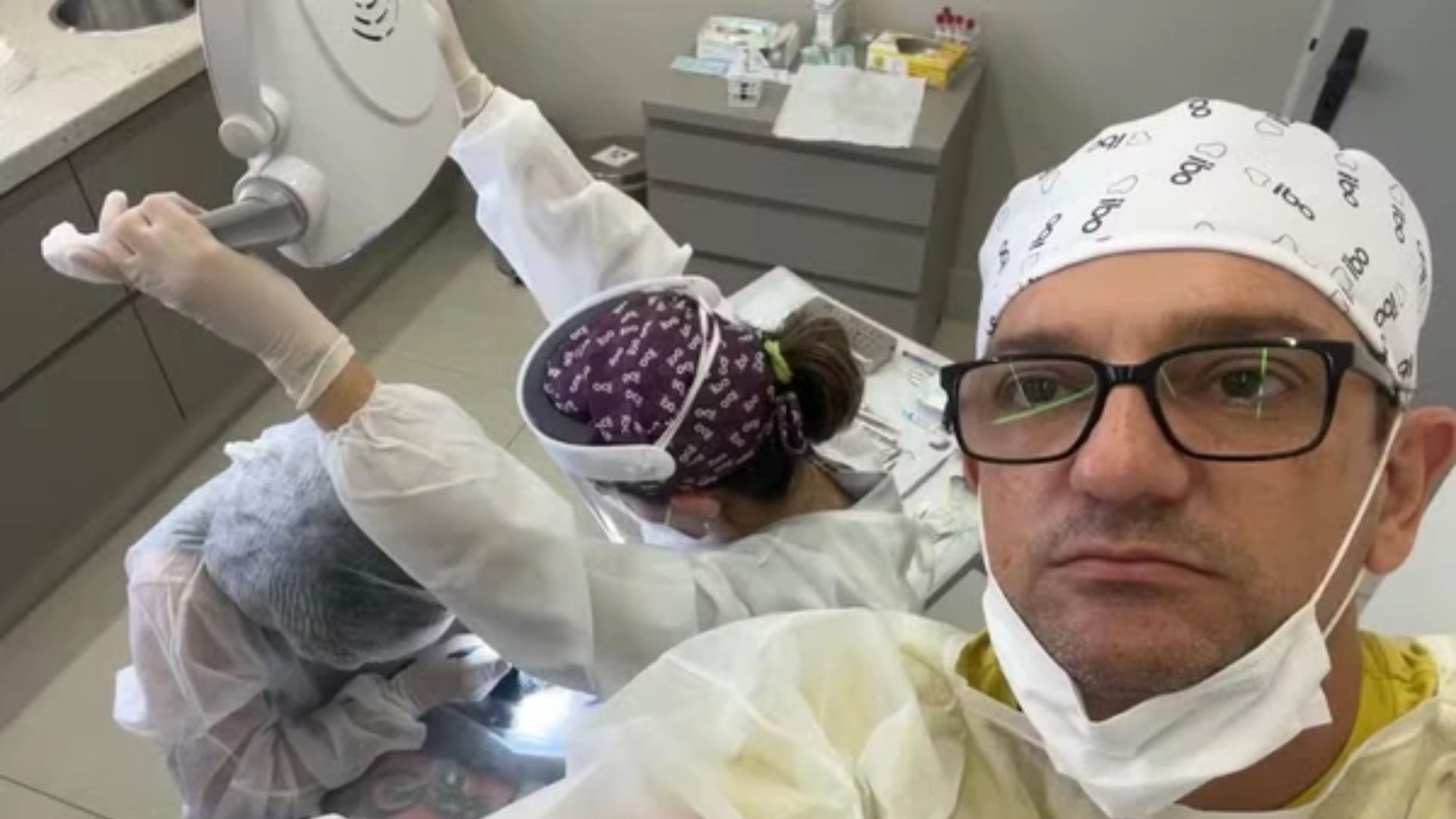 Dentista tem morte encomendada por “escritório do crime” e é assassinado no próprio consultório - QTU Questões do Universo