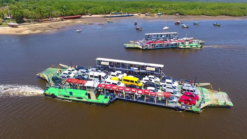 Travessia de balsas pelo Rio Buranhém, que liga a sede do município ao distrito de Arraial d’Ajuda - Foto: Divulgação