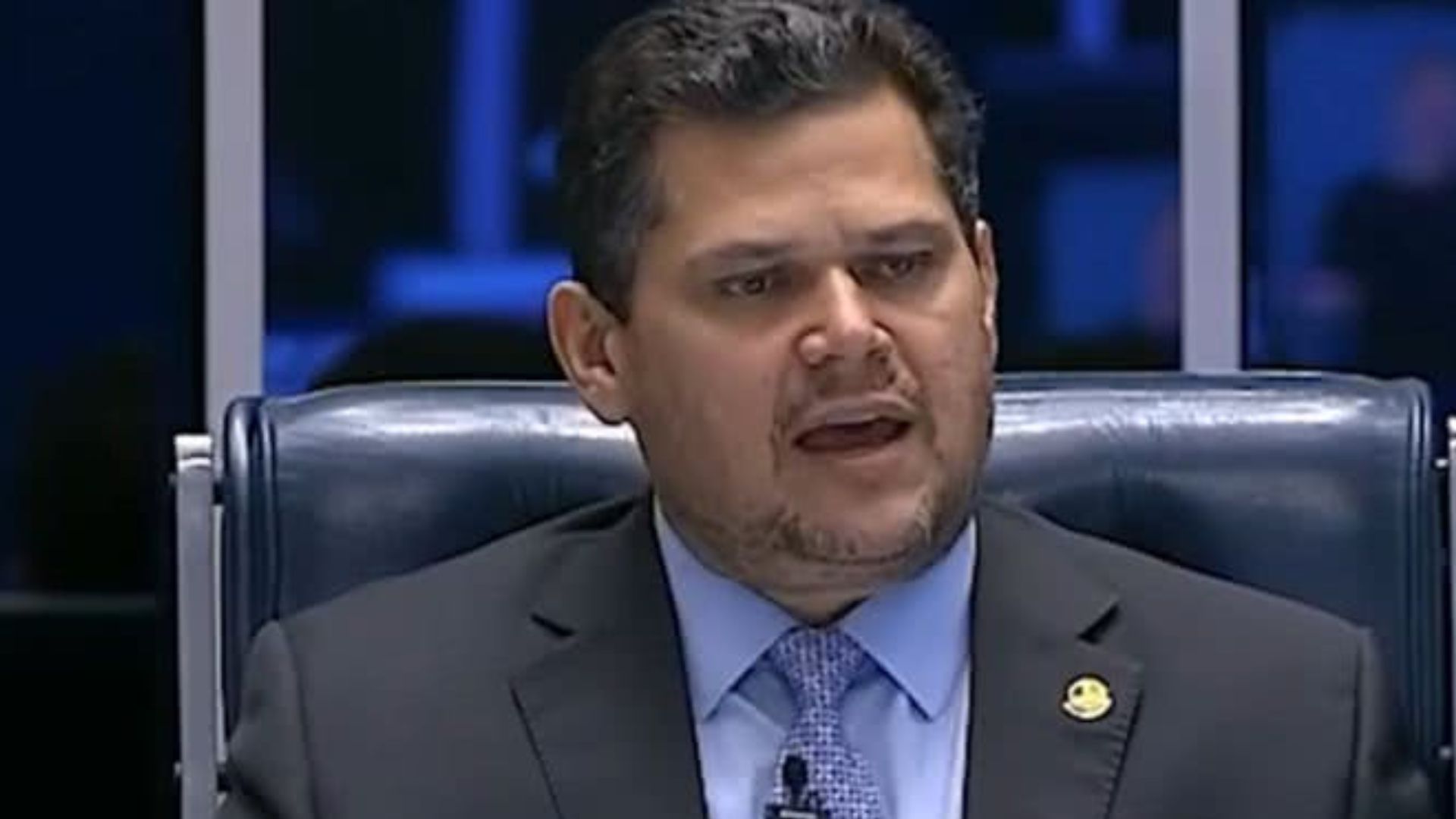 Alcolumbre critica acúmulo de 109 pedidos de impeachment contra o STF no Senado: "Não é normal" - QTU Questões do Universo