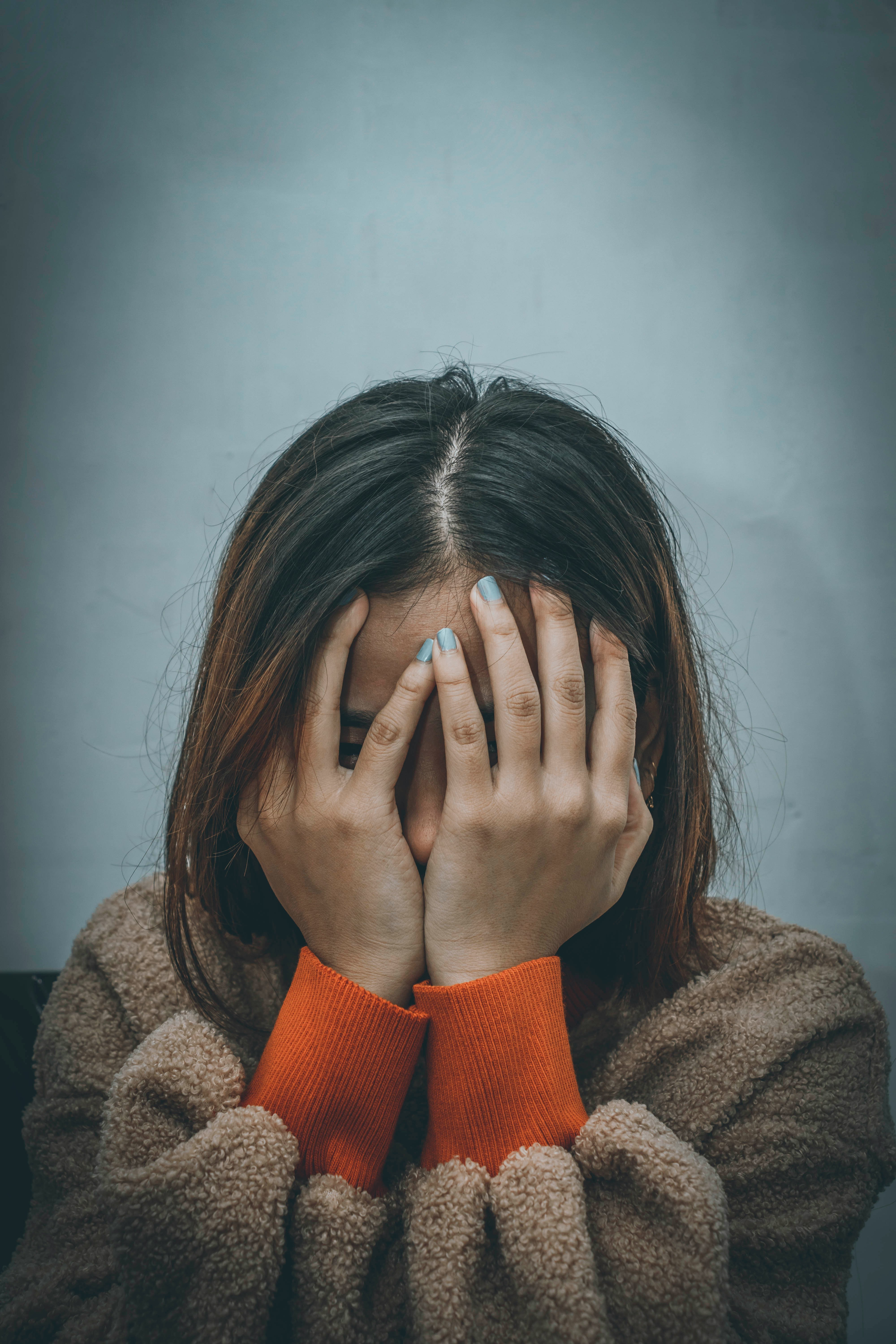 Depressão pós-parto: psiquiatra explica sinais que podem aparecer ainda na gravidez | Unsplash