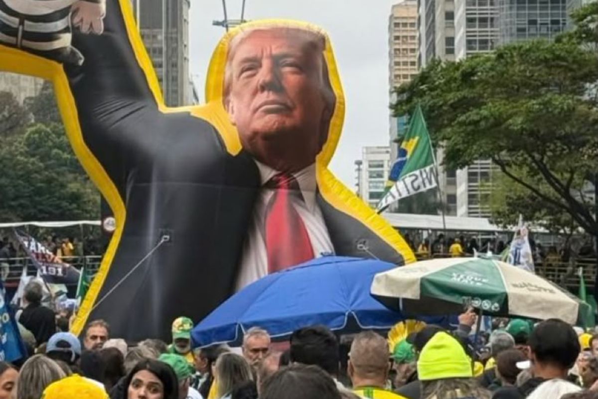 Manifestação bolsonarista em SP tem boneco inflável de Trump - Foto