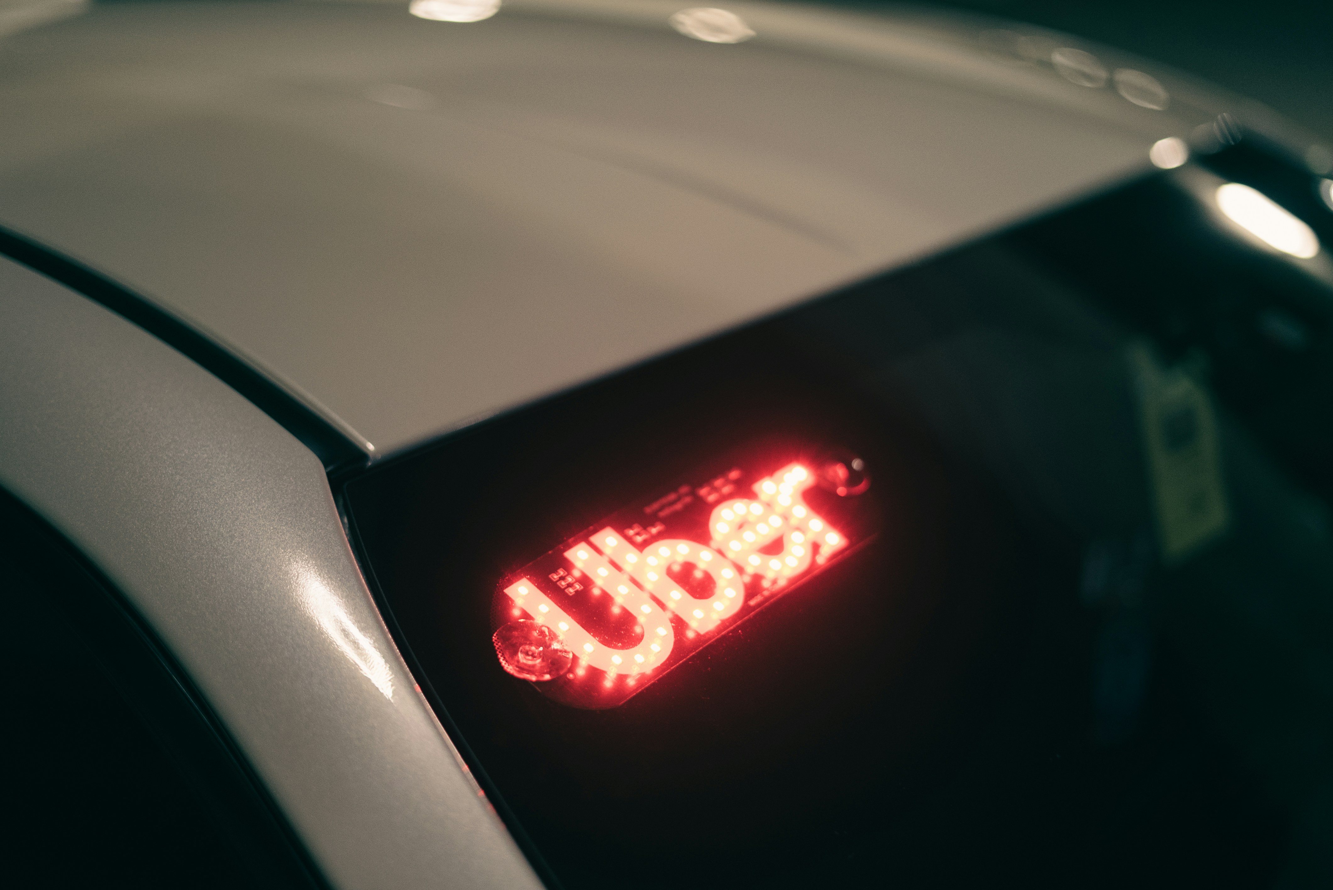Uber demite 3,3 mil funcionários e investe R$ 56 bilhões em 