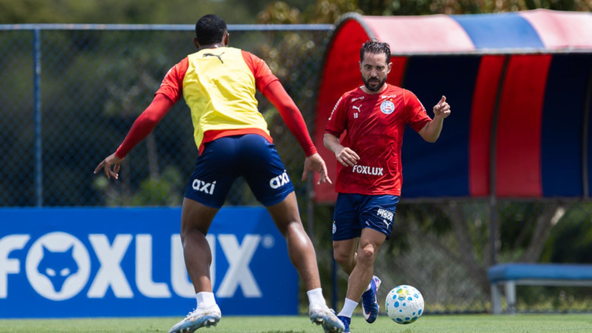 Everton Ribeiro participou parcialmente do treino do Bahia nesta terça-feira (1º), no CT Evaristo de Macedo — Foto: Rafael Rodrigues/EC Bahia