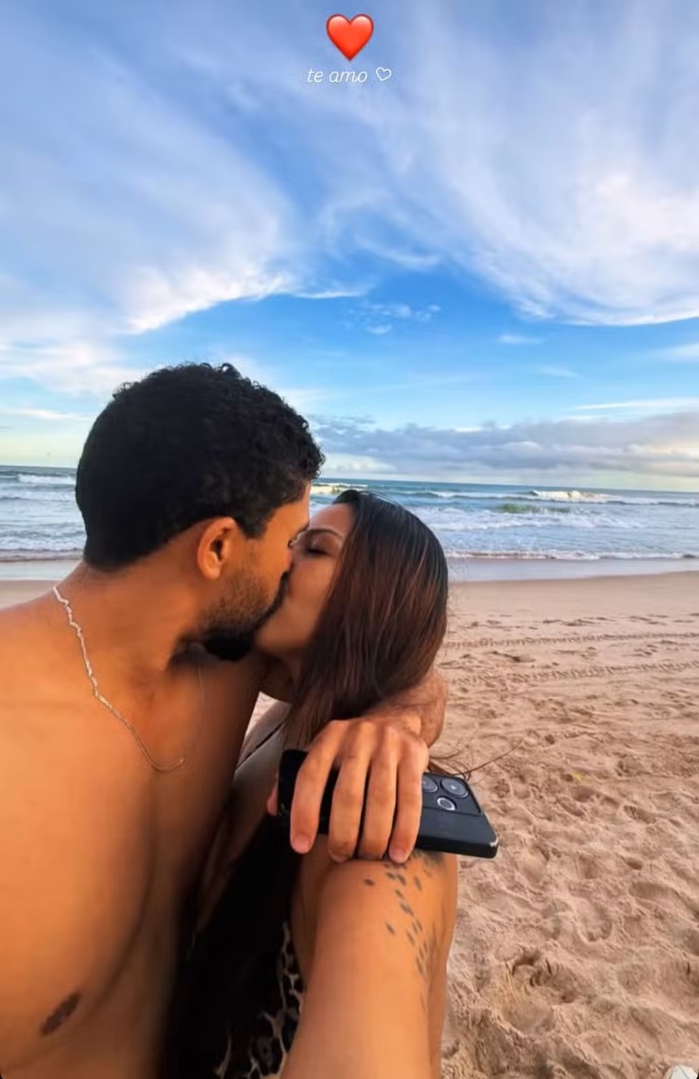Ex-mulher de ator famoso da Globo assume namoro com empresário em praia de Salvador