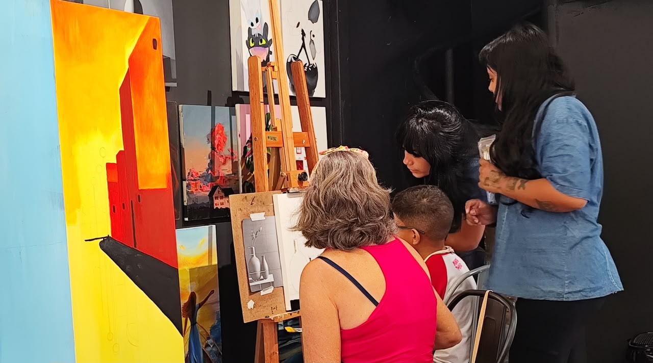 Exposição coletiva de ateliê reúne novos artistas em shopping de Lauro de Freitas