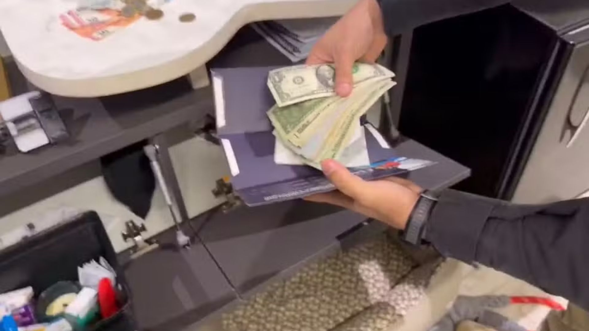 Polícia apreende notas de dólar e euro na casa de Bruno Karttos — Foto: Divulgação / MP-BA