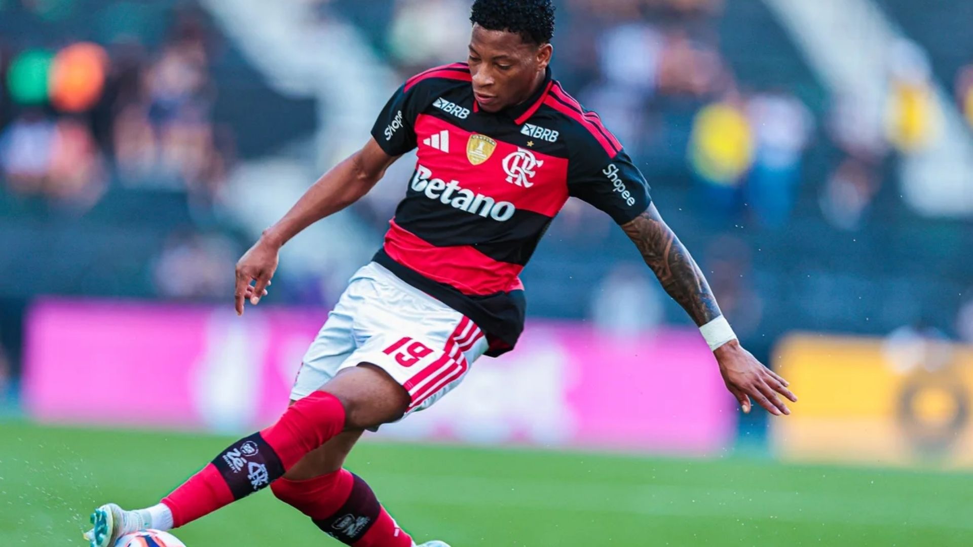 Plata sofreu uma tendinite no joelho direito em julho, mas voltou a atuar pelo Flamengo durante o mês de agosto — Foto: Gilvan de Souza/Flamengo
