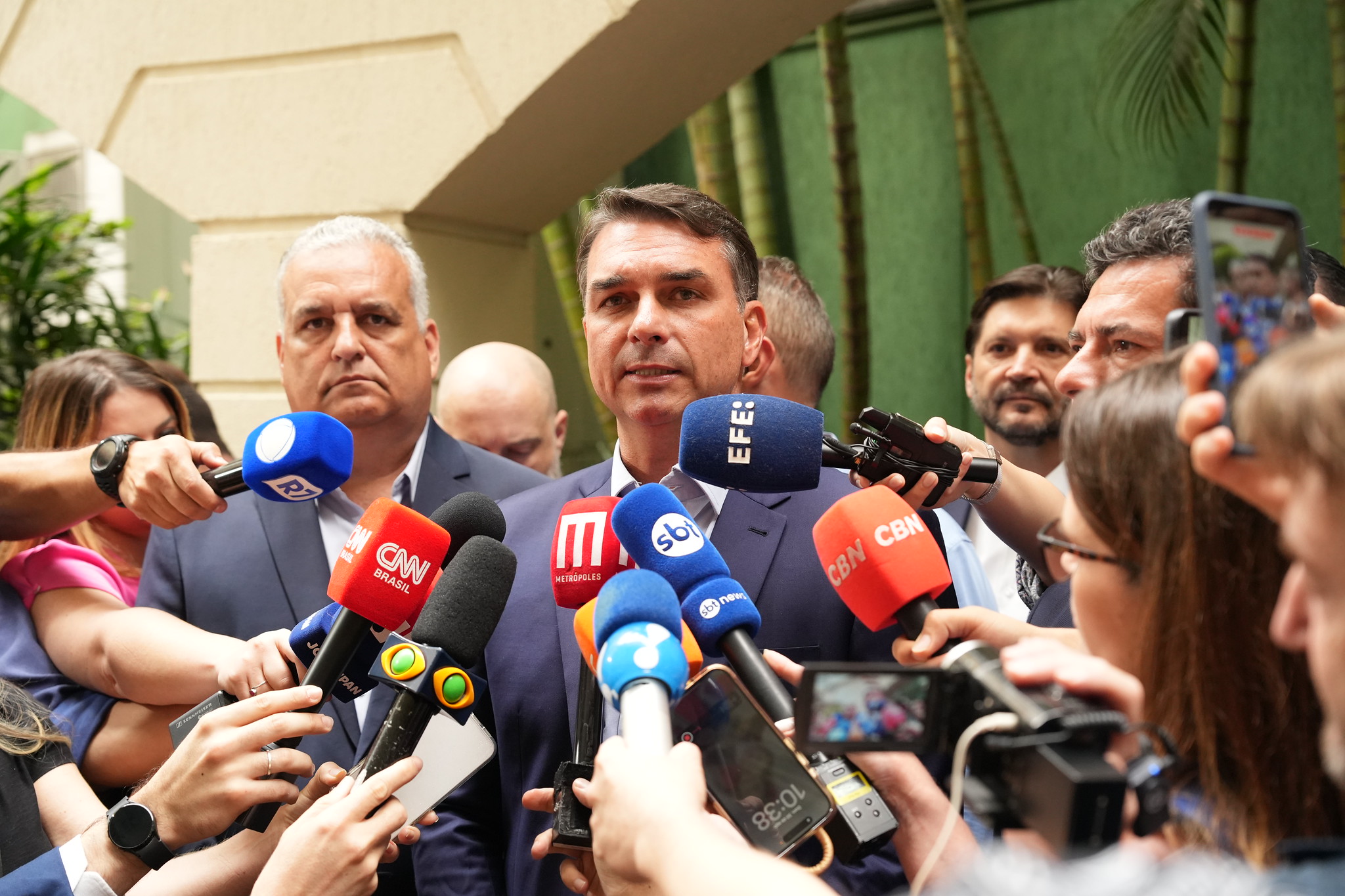 Flávio Bolsonaro diz que operação sobre ‘Dark Horse’ é tentativa de ‘interferência política’ nas eleições - Foto