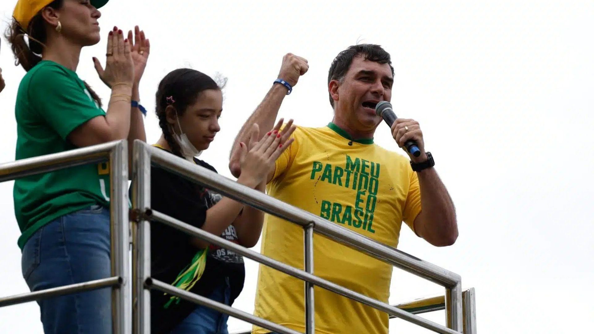 Flávio Bolsonaro diz que ataque com ovos durante carreata foi 'tentativa de homicídio'