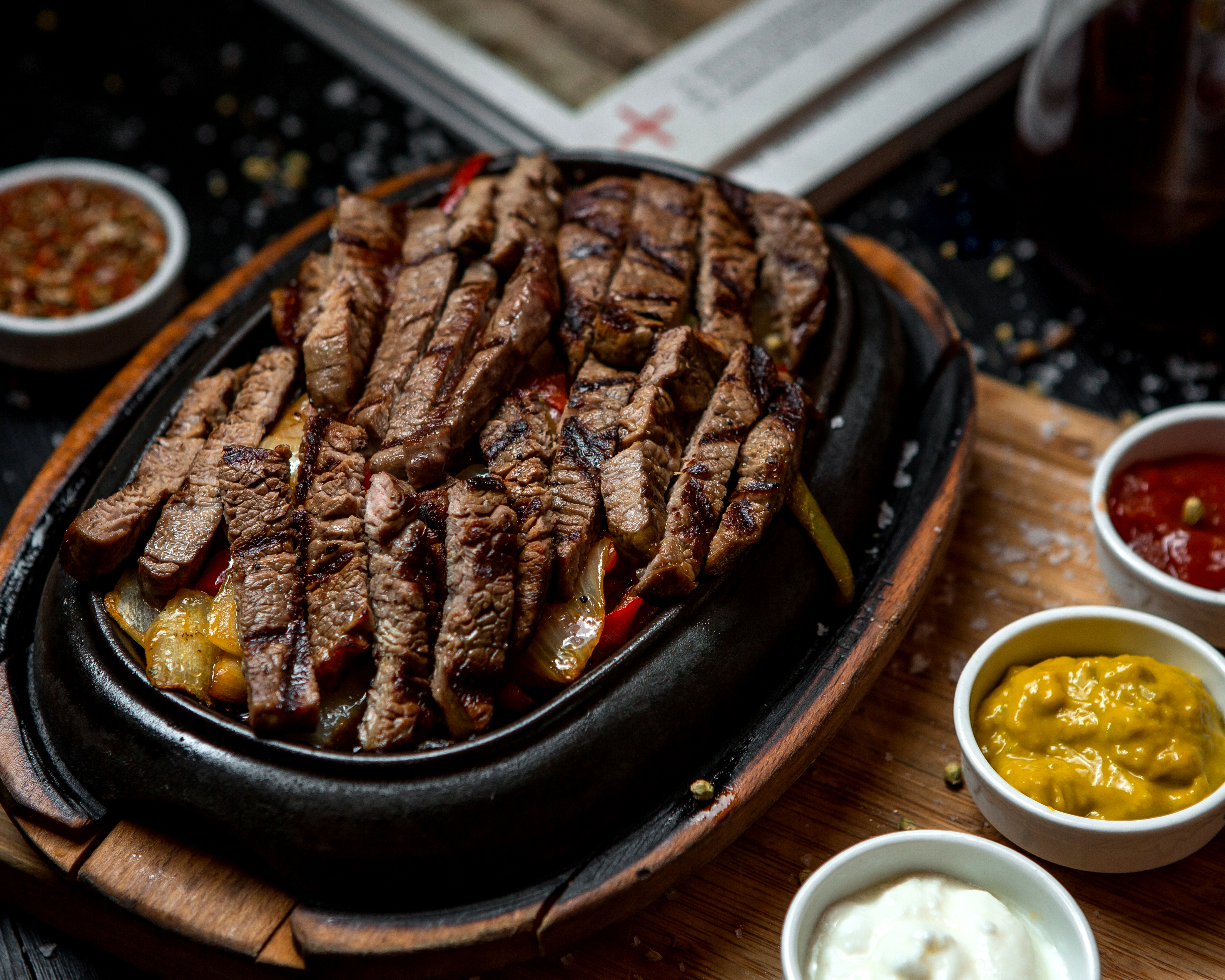 Homem é morto a facadas após comer carne da marmita de colega - Foto