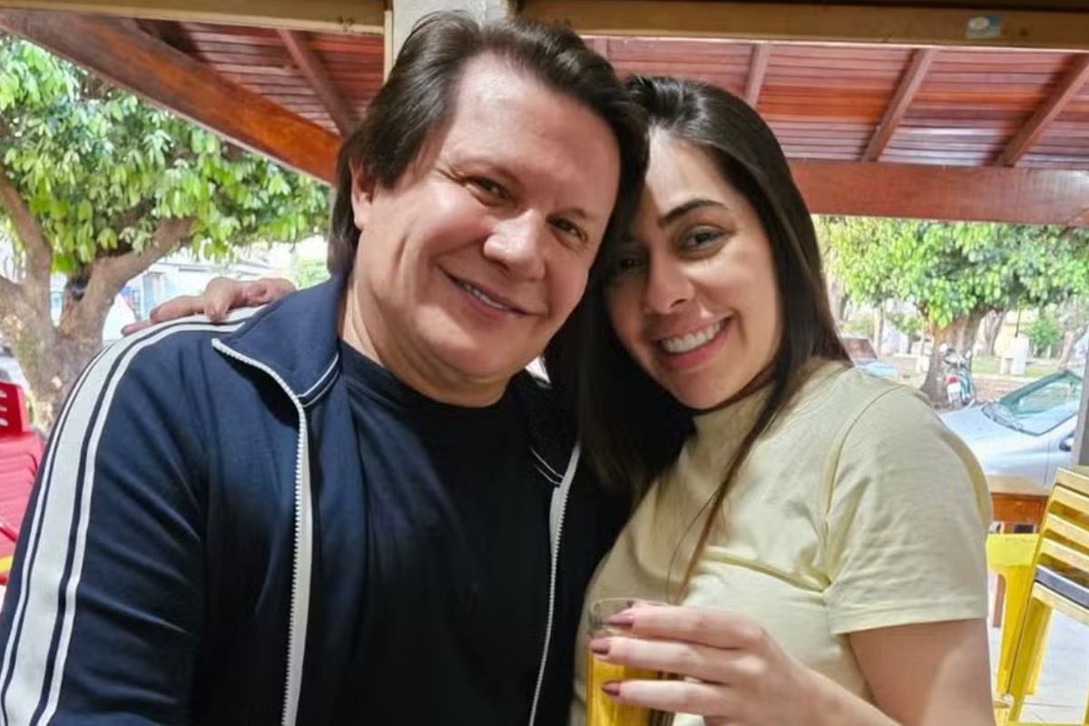No palco, Giovani se declara para namorada dias após divórcio do casamento de 26 anos