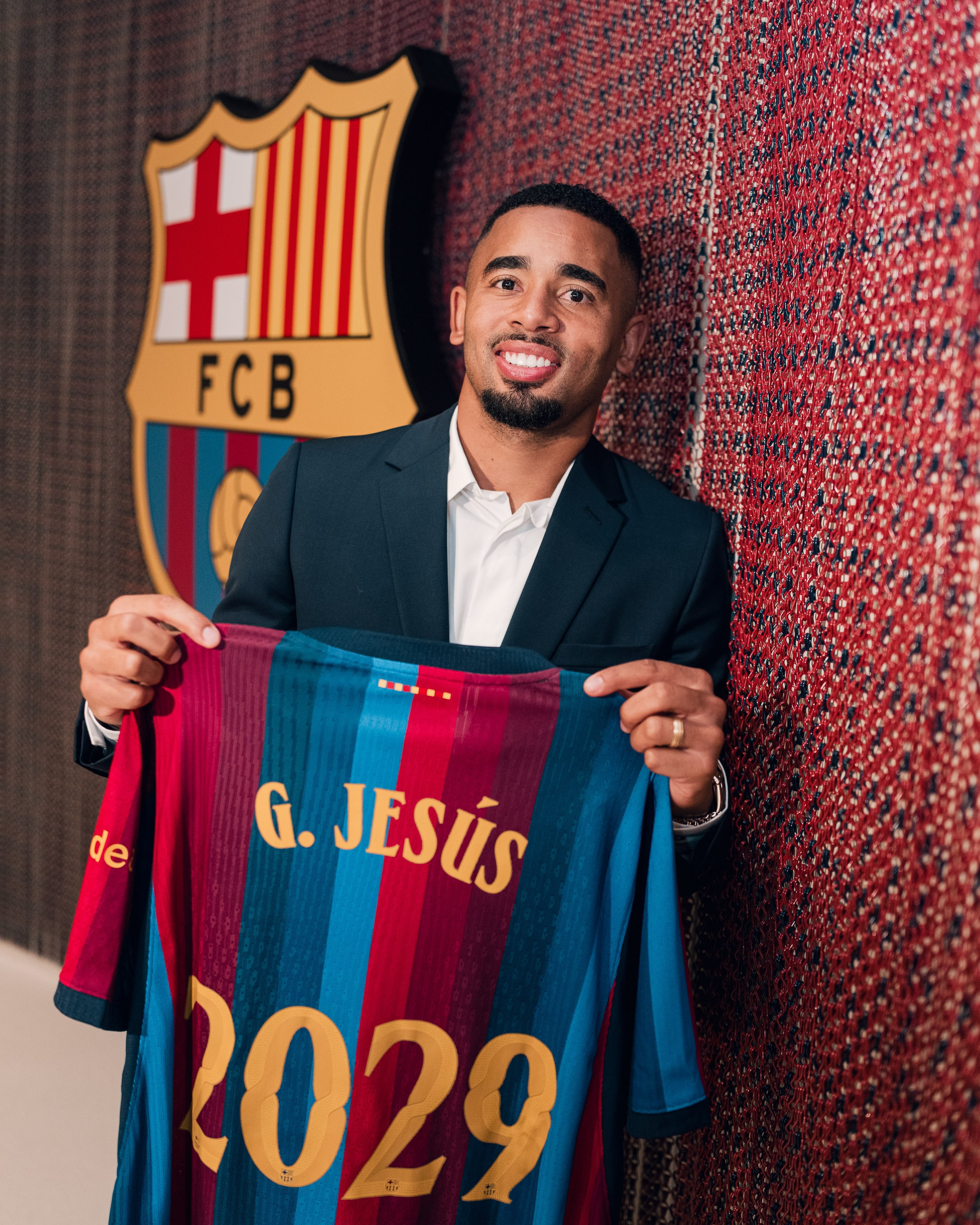 Gabriel Jesus ganha, recém chegado ao Barcelona | Reprodução/Redes sociais