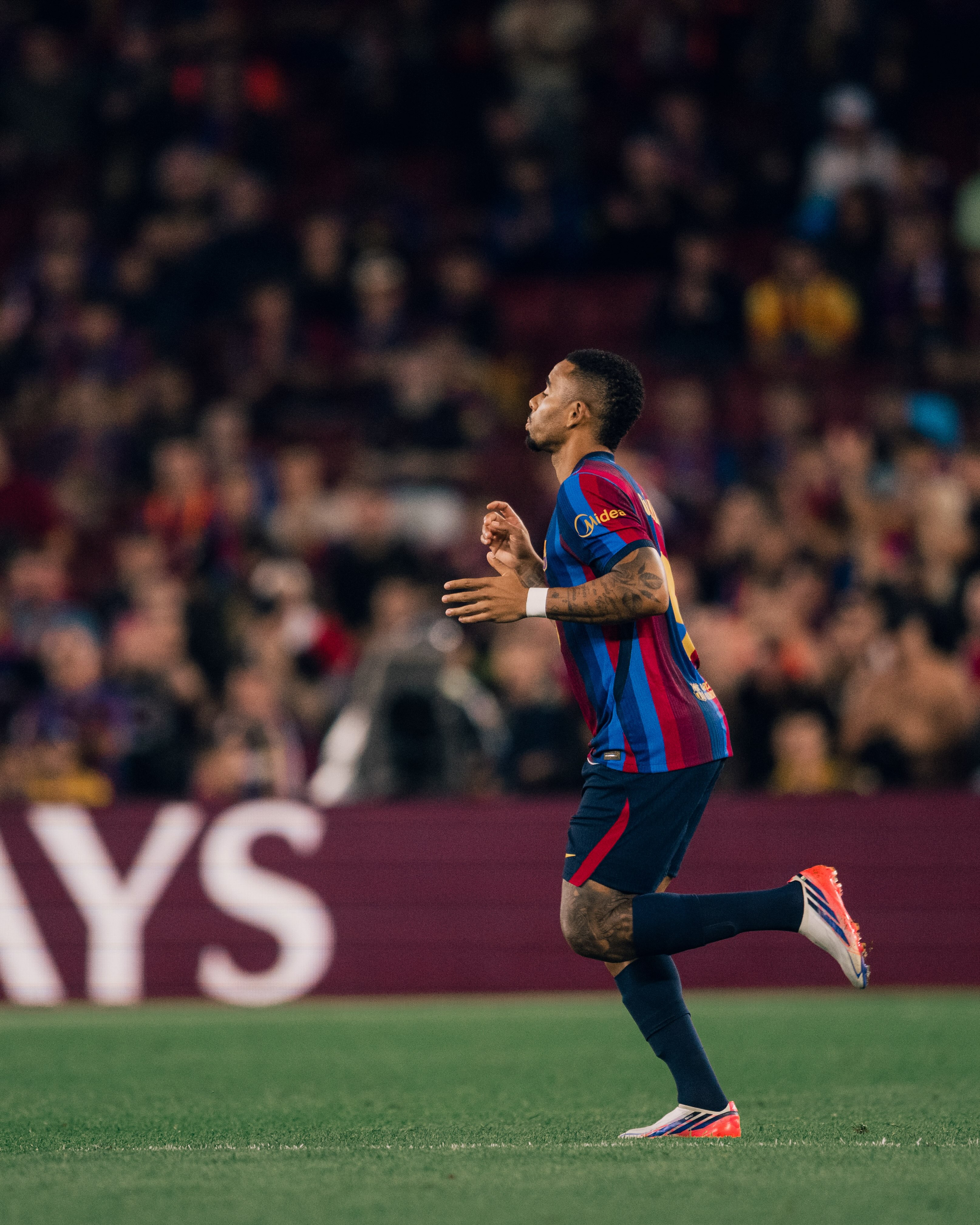 Gabriel Jesus ganha, recém chegado ao Barcelona | Reprodução/Redes sociais