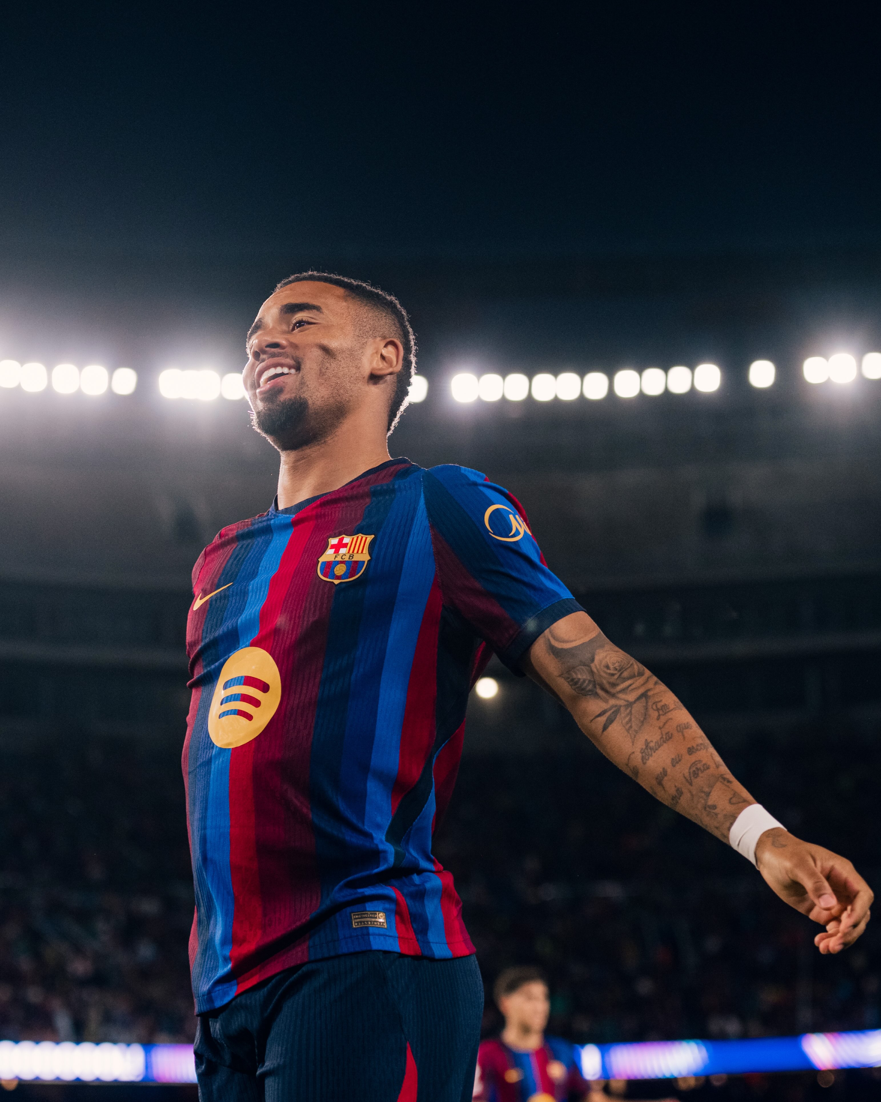 Gabriel Jesus ganha, recém chegado ao Barcelona | Reprodução/Redes sociais
