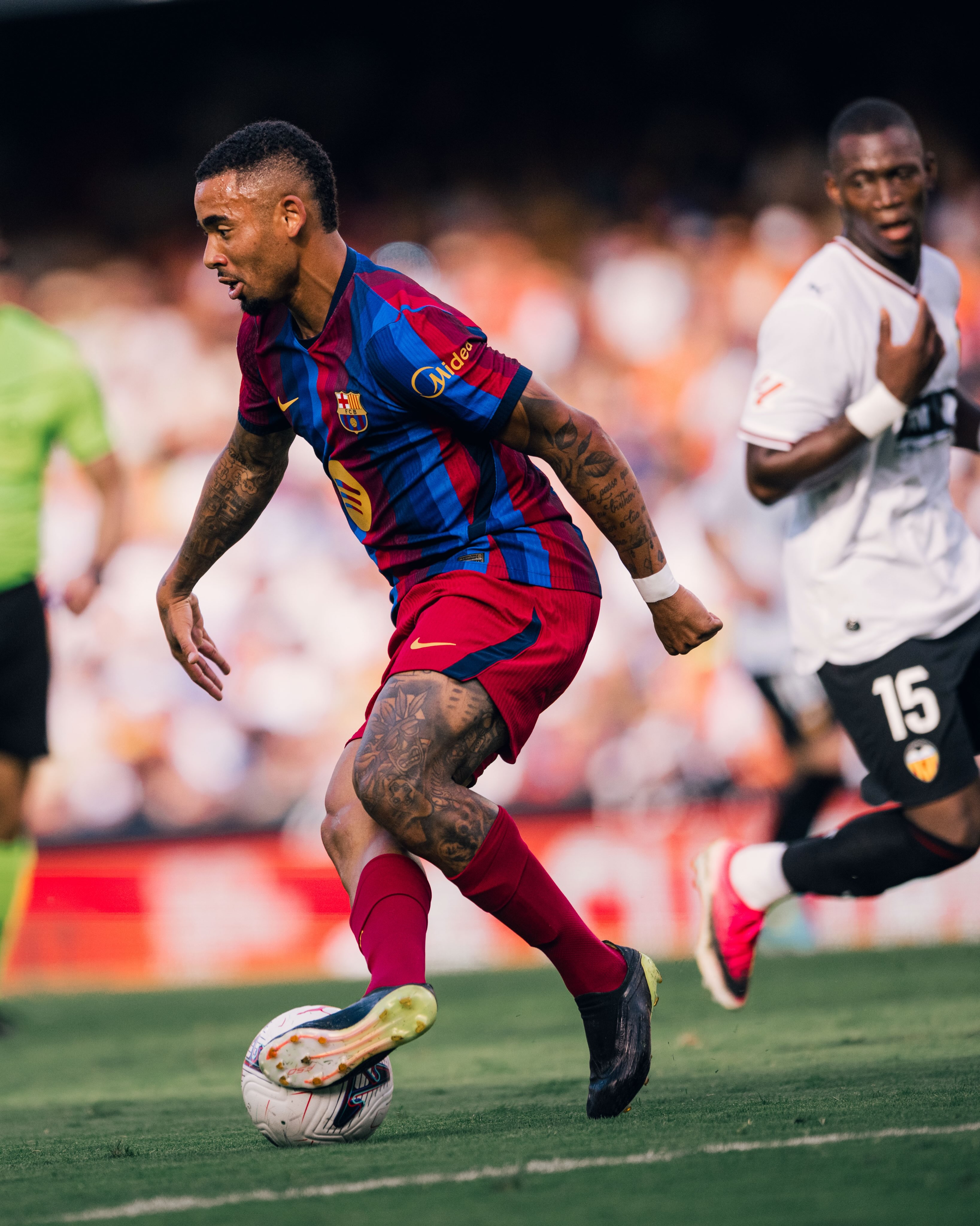 Gabriel Jesus ganha, recém chegado ao Barcelona | Reprodução/Redes sociais