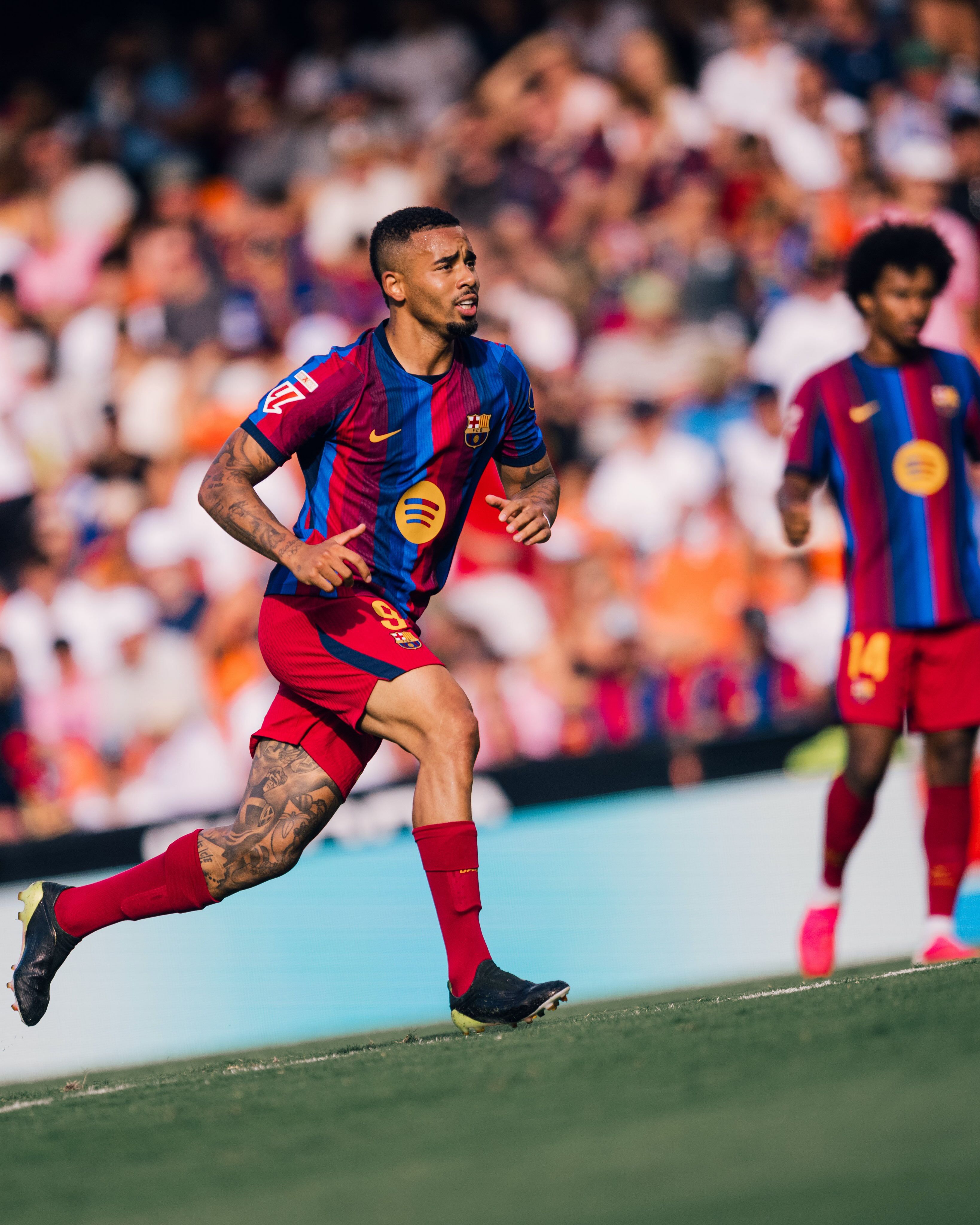 Gabriel Jesus ganha, recém chegado ao Barcelona | Reprodução/Redes sociais