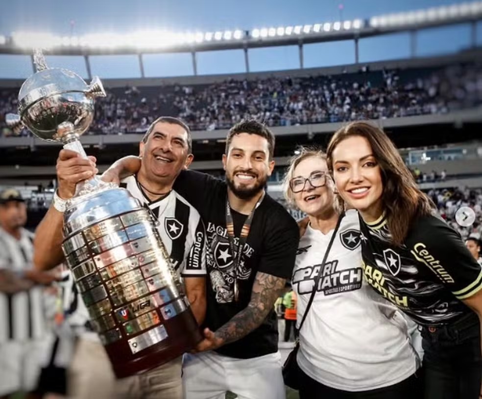 Hellen comemorando o título da Libertadores do Botafogo com o seu irmão, Alex Telles | Foto: Arquivo Pessoal