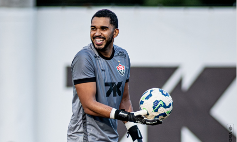 Lucas Arcanjo com as cores do Vitória - Foto: Victor Ferreira / ECV