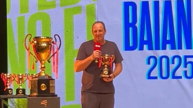 Rogério Ceni na premiação do Campeonato Baiano de 2025