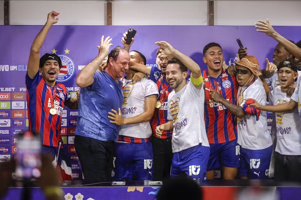 Rogério Ceni comemorando o título da Copa do Nordeste de 2025