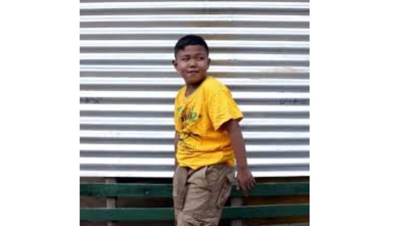 Menino que chocou o mundo ao fumar 40 cigarros muda radicalmente de vida - Foto: Reprodução