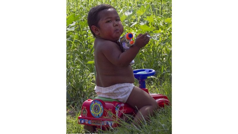 Menino que chocou o mundo ao fumar 40 cigarros muda radicalmente de vida - Foto: Reprodução
