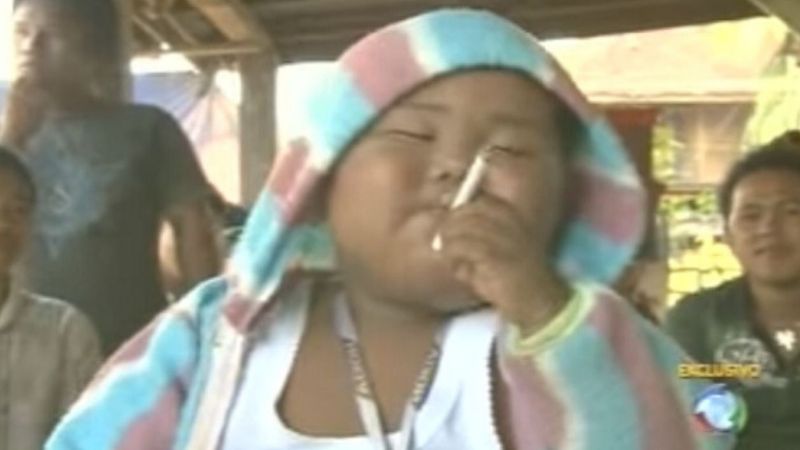 Menino que chocou o mundo ao fumar 40 cigarros muda radicalmente de vida - Foto: Reprodução
