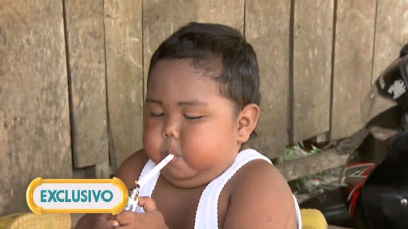 Menino que chocou o mundo ao fumar 40 cigarros muda radicalmente de vida - Foto: Reprodução