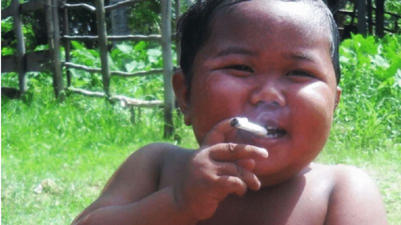 Menino que chocou o mundo ao fumar 40 cigarros muda radicalmente de vida - Foto: Reprodução