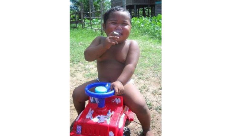 Menino que chocou o mundo ao fumar 40 cigarros muda radicalmente de vida - Foto: Reprodução