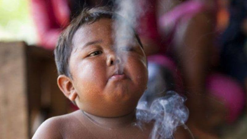 Menino que chocou o mundo ao fumar 40 cigarros muda radicalmente de vida - Foto: Reprodução