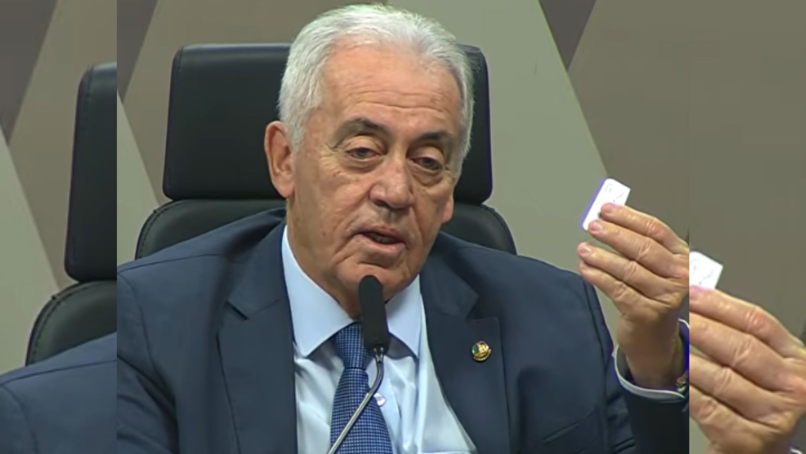VÍDEO: Otto Alencar oferece remédio tarja preta para senador durante votação da escala 6x1 - QTU Questões do Universo