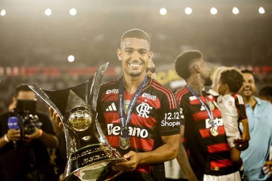 Samuel Lino com as cores do Flamengo - Foto: Gilvan de Souza / Flamengo
