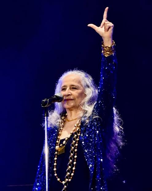 Maria Bethânia presta apoio a Lula