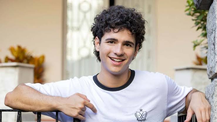 Ator João Victor Gonçalves é vítima de homofobia