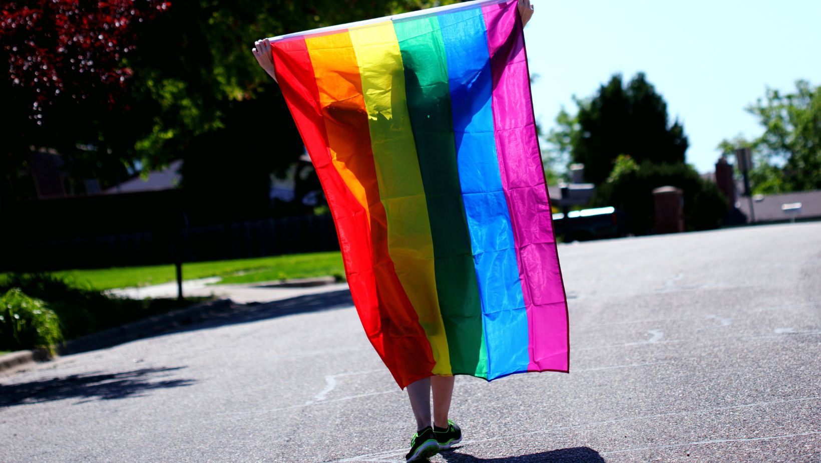 Adolescente expulso de casa após revelar ser gay será indenizado em R$ 100 mil pelos próprios pais - Foto