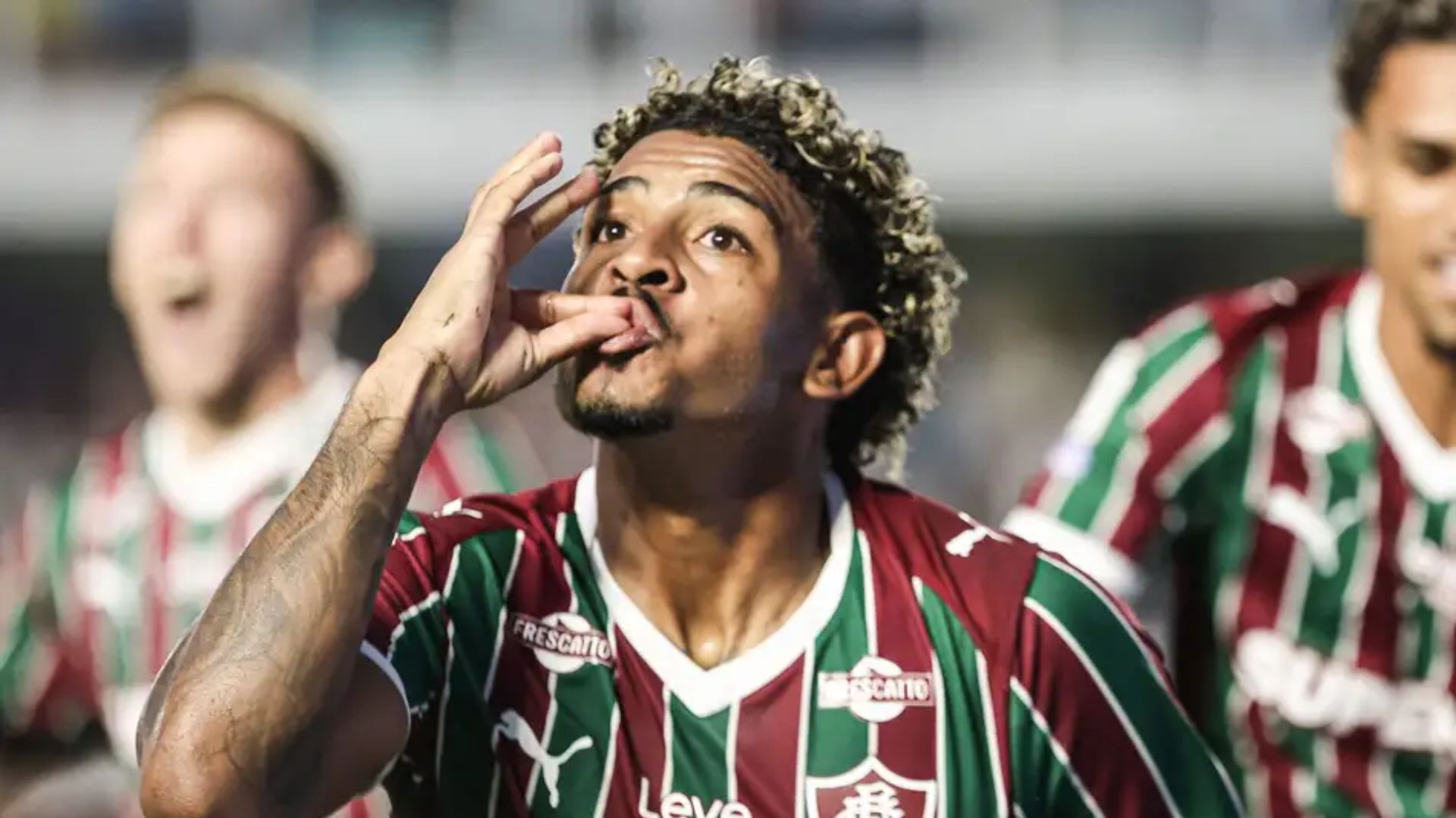 John Kennedy com as cores do Fluminense - Foto: Lucas Merçon / Flu