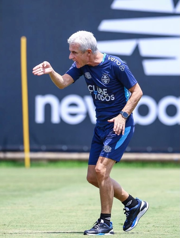 Atacante do Grêmio cai em golpe e transfere R$ 22 mil para homem que se passava por Luís Castro | Reprodução/Redes sociais