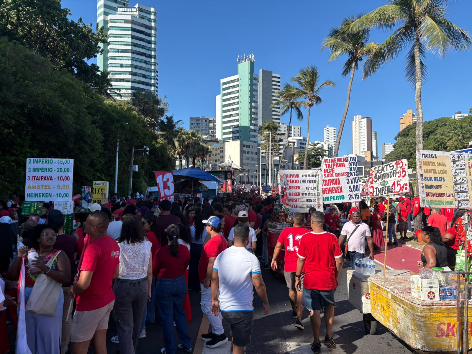 Militantes do PT se reúnem em Ondina para esperar Lula. (Foto: Héber Araújo)