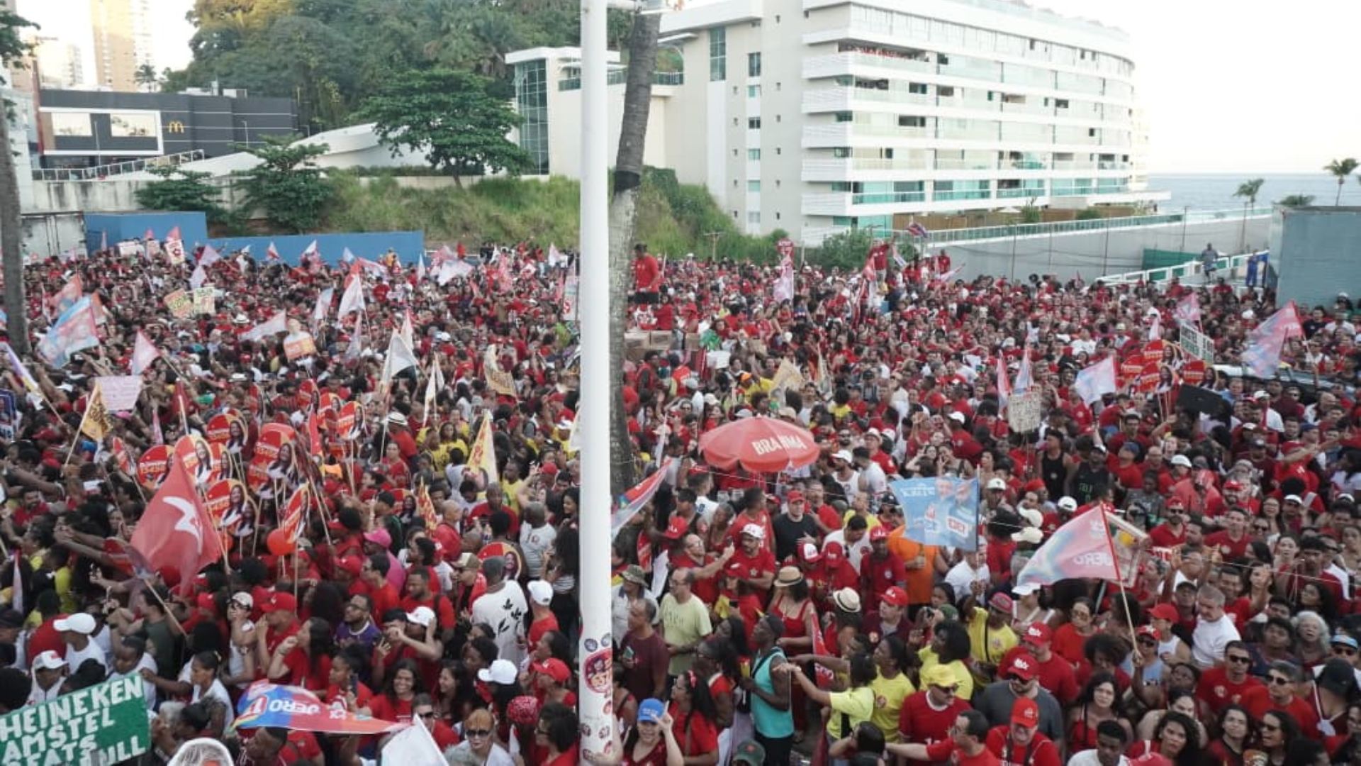 Lula em Salvador: Multidão derruba grades de proteção para se aproximar do presidente durante caminhada