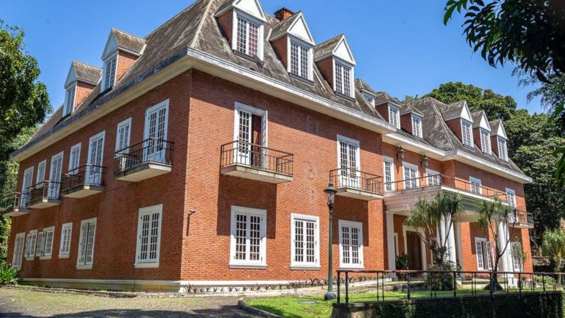 Casa mais cara do Brasil  faz último leilão antes de ser demolida para dar lugar a condomínio de R$ 230 milhões