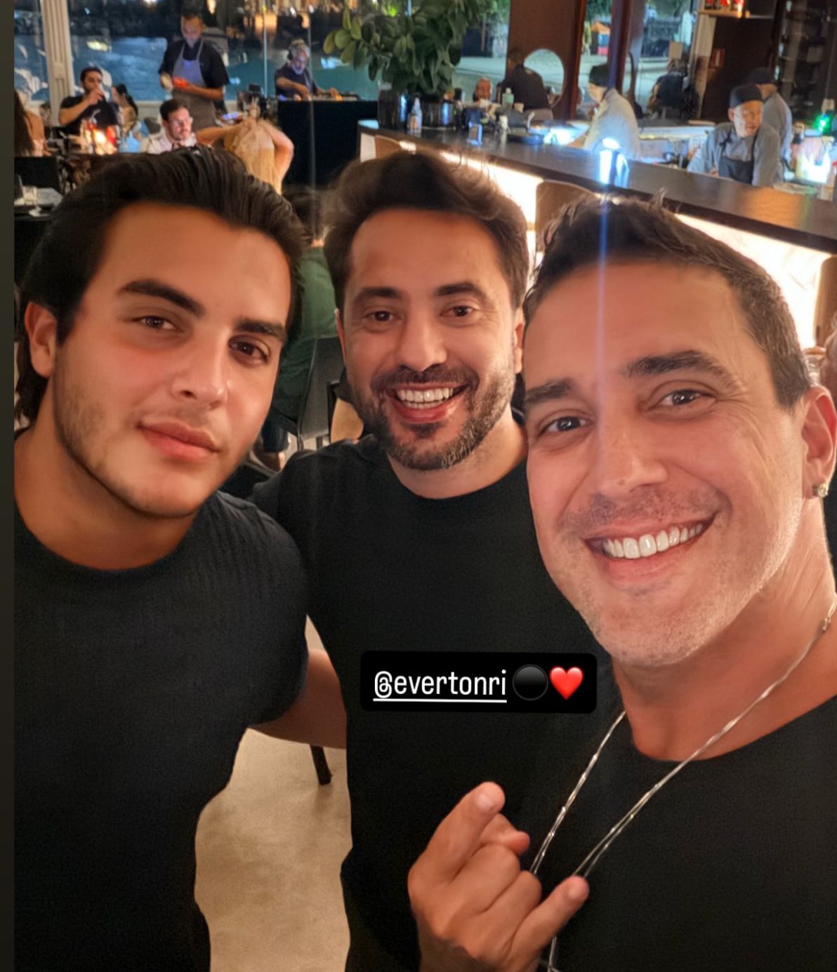 Marcelo Sangalo emociona ao se declarar para André Marques em homenagem de aniversário