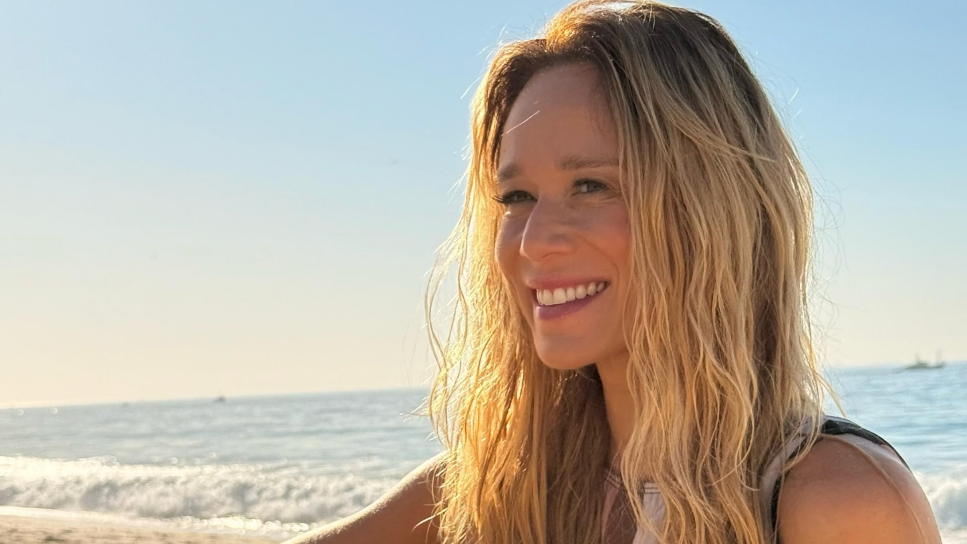 Clique raro! Mariana Ximenes quebra discrição e posta foto na praia com novo namorado - Foto