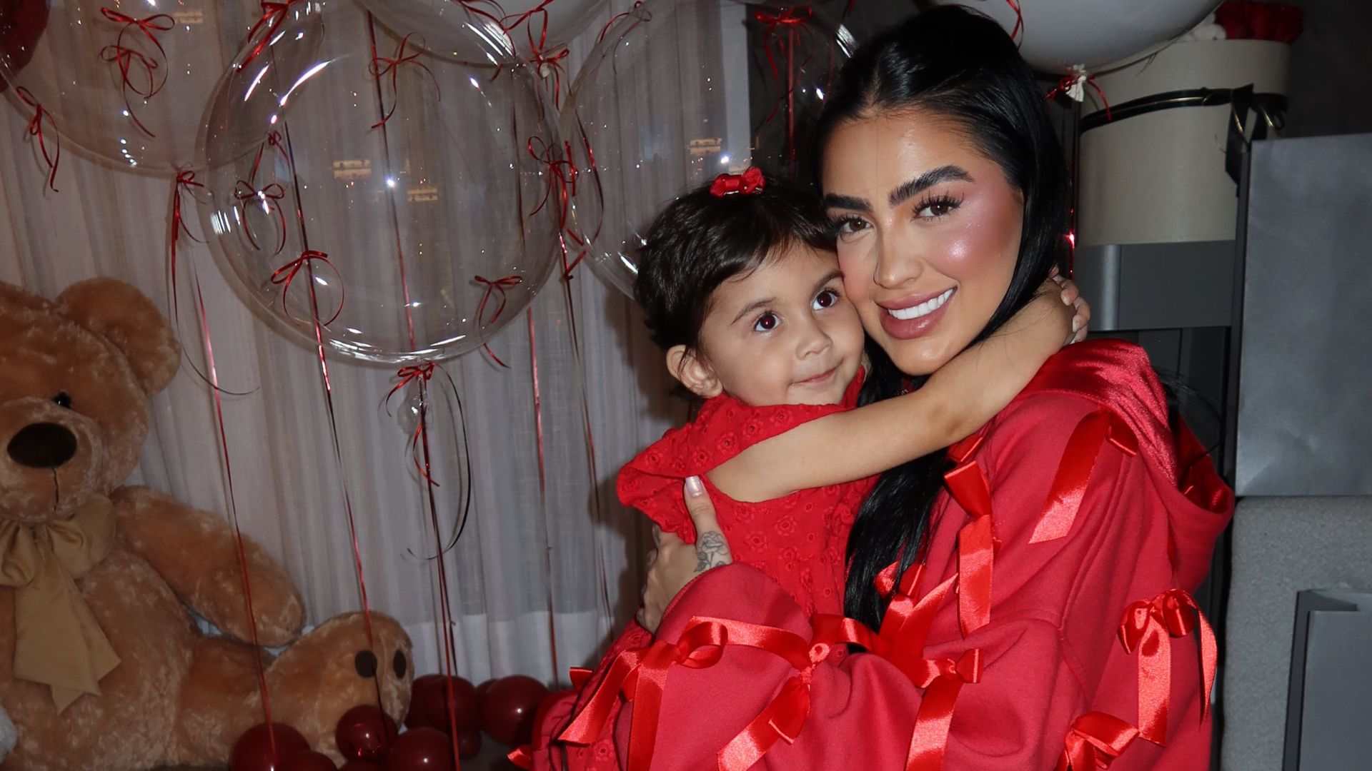MC Mirella é mãe de Serena, de dois anos, e já contou que mudanças após a gravidez motivaram parte das cirurgias realizadas neste ano — Foto: Reprodução/Instagram